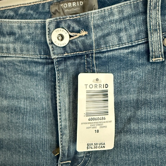 Torrid Distressed Denim Mid Rise Bermuda Short - New with Tags - Picture 2 of 5